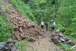 LONGSOR PONOROGO : Tanah Longsor Timbun Jalur Alternatif Ponorogo-Pacitan