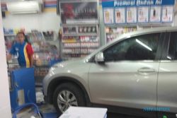 Menyelonong Masuk, Honda CR-V Tabrak Meja Kasir Indomaret Pasar Cuplik Sukoharjo