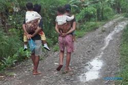 INFRASTRUKTUR KENDAL : Warga Dusun Sumyak Rela Berjalan 3 Km Demi ke Bidan