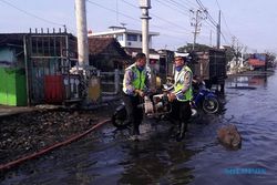 ROB SEMARANG : Bantu Surutkan Banjir, 2 Polisi Tuai Pujian