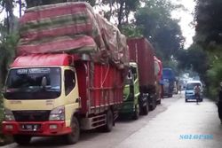 PARKIR SALATIGA : Truk Parkir di Badan Jalan Jadi Gunjingan