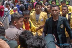 FOTO DEMO MAHASISWA : Demo 121 di Semarang Tegang!