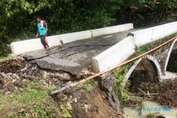 INFRASTRUKTUR GUNUNGKIDUL : Jembatan Pangkah Putus Diterjang Banjir
