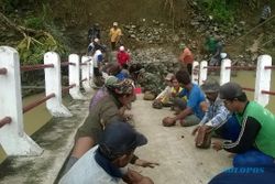 INFRASTRUKTUR BOYOLALI : Jembatan Darurat Bandung Kulon Mulai Dibangun