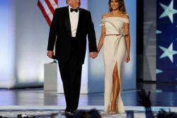 Melania Trump Pilih Gaun Rancangan Ralph Lauren dan Herve Pierre