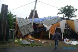 ANGIN KENCANG PONOROGO : Tenda Pernikahan Roboh Diterjang Puting Beliung, Tamu Berhamburan