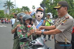 FOTO VALENTINE’S DAY : Satlantas Polres Kudus Bagi Cokelat