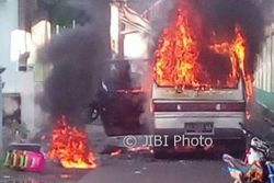 KEBAKARAN KARANGANYAR : Aki Korslet, Mobil Warga Lalung Terbakar di Tengah  Jalan
