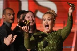 GRAMMY AWARDS 2017 : Demi Beyonce, Adele Patahkan Piala Miliknya di Panggung
