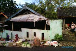 BENCANA GUNUNGKIDUL : Pohon Tumbang Rusak Los Pasar Legi