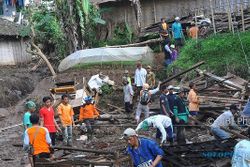 FOTO BENCANA JATENG : Begini Kebersamaan Tim SAR dan Warga