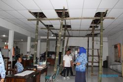 INFRASTRUKTUR KARANGANYAR : Nyaris Runtuh, Atap Kantor Disparpora Disangga 12 Bambu