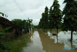 BANJIR SUKOHARJO : Banjir Kali Samin Seperut Orang Dewasa, Warga Pilih Tunggu Air Surut