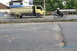 INFRASTRUKTUR KENDAL : Geram Jalan Rusak Tak Kunjung Diperbaiki, Netizen Berniat Galang Dana