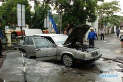 KEBAKARAN SOLO : Korsleting, Mobil Volvo Terbakar di Kampus Unisri