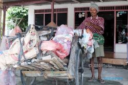 KISAH INSPIRATIF : Sisihkan Rezeki, Kakek Pemulung Ini Tambal Jalan Rusak Sragen