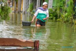 Waspada Banjir, Warga Bantaran Sungai Mojolaban Sukoharjo Amankan Barang Berharga