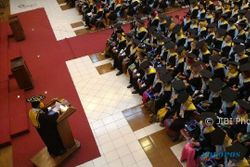 WISUDA UNS SOLO : 333 Mahasiswa Lulus dengan Predikat Cumlaude