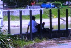 KENAKALAN REMAJA : Netizen Gunjingkan ABG Pacaran di Banjir Kanal Barat Semarang