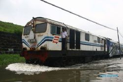 4 KA Terlambat Tiba di Stasiun Madiun akibat Banjir di Tegal