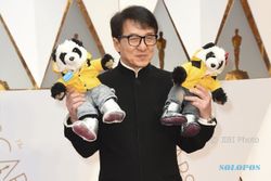 ACADEMY AWARDS 2017 : Jackie Chan Pamer Boneka Panda Imut-Imut di Red Carpet