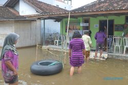 PILKADA 2017 : Kebanjiran, Warga Pati Tetap Mencoblos