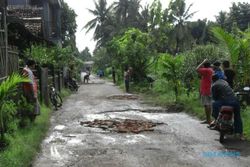 INFRASTRUKTUR BANTUL : Jalan Rusak, Warga Swadaya Bergerak