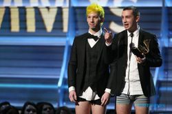 GRAMMY AWARDS 2017 : Menang Grammy, Twenty One Pilots Mendadak Buka Celana