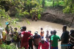 WARGA TENGGELAM PONOROGO : Tidak Bisa Berenang, ABG Asal Sambit Hanyut di Sungai Besuki