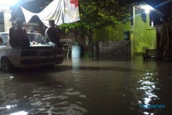 Drainase Meluap, Jalan Desa Klodran Karanganyar Dilanda Banjir