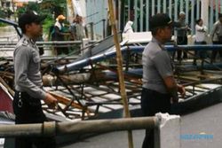 ANGIN KENCANG KENDAL : Angin Kencang Mendera, Baliho Ambruk