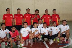 HARI PERS NASIONAL : DPRD Karanganyar Ajak Tanding Futsal, Bupati Beri Kejutan dengan Bunga Mawar