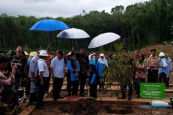 Ibu Negara Tanam Pohon Durian di Area Waduk Gondang Karanganyar