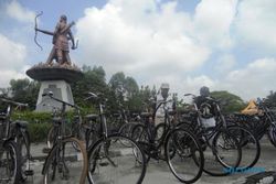 Ribuan Penggemar Sepeda Tua Berkumpul di Solo