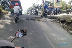 INFRASTRUKTUR SEMARANG : Jalan Rusak, Netizen Sebut Jalur Menurun Dekat Kampus Untag Bahaya