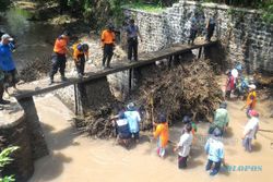 BANJIR MADIUN : Bersih-Bersih Sungai, Warga dan Petugas BPBD Takut Lihat Ular