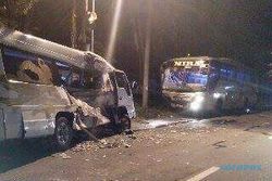 KECELAKAAN NGAWI : Bus Mira Tabrak Minibus, Seorang Tewas dan 8 Orang Terluka