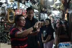 SBY & AHY Muncul di Pasar Triwindu Solo, Warga Berebut Selfie