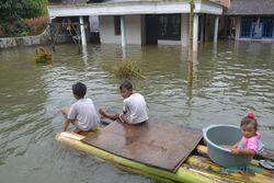 BENCANA KUDUS : Banjir Belum Surut, Disdik Antar Jemput Pelajar