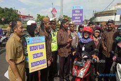 SIMPATIK CANDI 2017 : Berdandan Ala Sunan Kalijaga, Polisi Suruh Pelanggar Lalin Baca Fatihah