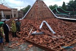 ANGIN KENCANG KARANGANYAR : Joglo Rumah Ketua DPRD Ambruk, 3 Pekerja Terluka