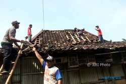 BENCANA SRAGEN : Puting Beliung Disertai Hujan Es, 120 Rumah Kalijambe Rusak