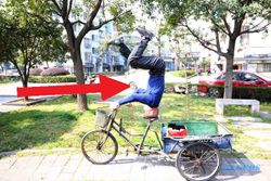 Kakek Ini Kayuh Sepeda dengan Tubuh Terbalik, Katanya Biar Sehat