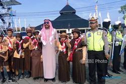 SIMPATIK CANDI 2017 : Wah, Tiruan Raja Salman Menyapa Pramuka Demak