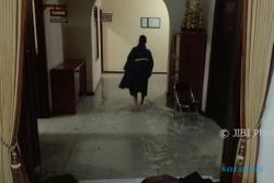 BANJIR MADIUN : Hujan Deras, Mapolres Madiun Kota Tergenang
