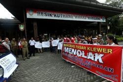 PASAR KLEWER : Tolak Pedagang Bermobil, HPPK Demo di Balai Kota