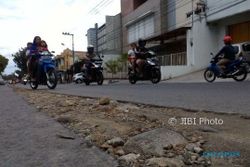 INFRASTRUKTUR SOLO : Pengawas Jalan Minta Bekas Galian di Jl. Sumpah Pemuda Dipulihkan