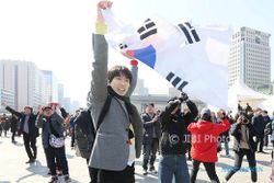 Warga Korea Selatan Bersorak Rayakan Pemakzulan Park Geun Hye