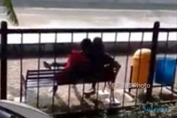 KENAKALAN REMAJA : Bermesraan di Tepi Banjir Kanal Barat, Remaja Semarang Gegerkan Netizen