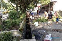 Jl. Kolonel Sutarto Solo Kerap Tergenang, Warga Kerja Bakti Bersihkan Selokan